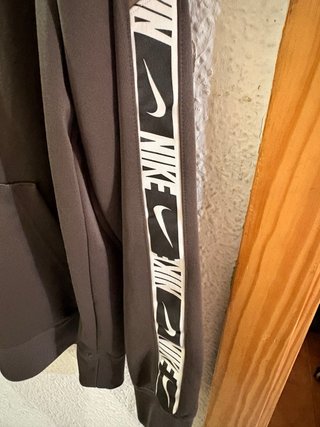 Sudadera Nike Gris Logo Pecho Banda Mangas