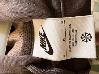 Sudadera Nike Gris Logo Pecho Banda Mangas