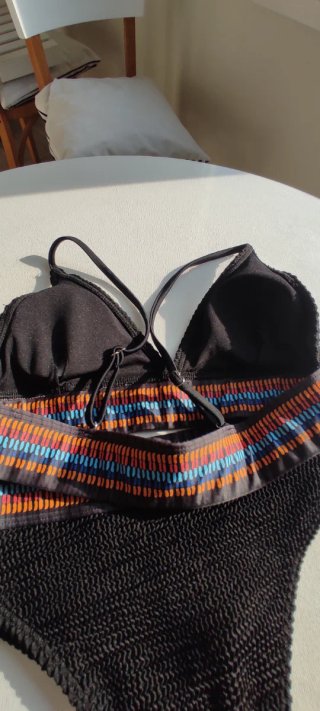 Bikini negro con bandas multicolor
