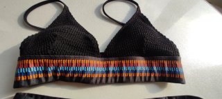 Bikini negro con bandas multicolor