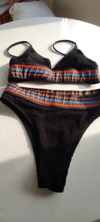 Bikini negro con bandas multicolor