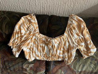 Top corto estampado beige y marrón