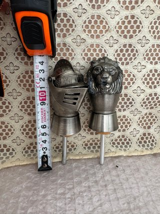 Set di 2 tappi decorativi leone e elmo