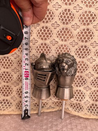 Set di 2 tappi decorativi leone e elmo