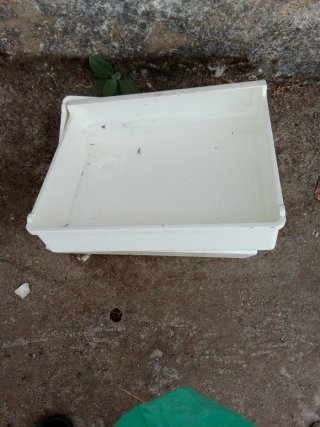 Cajón blanco de plástico