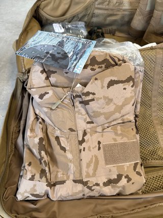 Traje de tormenta árido pixelado nuevo