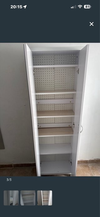 Armario blanco con baldas y espejo