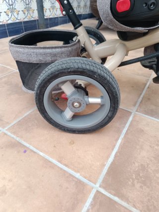 Triciclo infantil con capota y manillar
