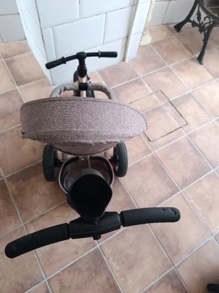 Triciclo infantil con capota y manillar