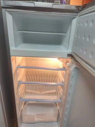 Nevera Indesit gris 1,37m