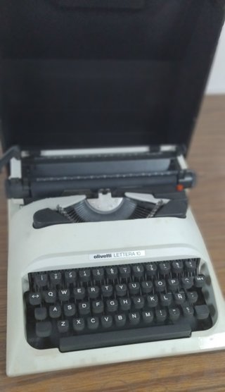 Máquina de escribir Olivetti Lettera 10