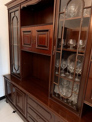 Mueble de salón de madera y cristal