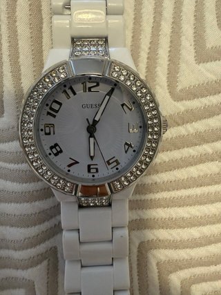 Reloj Guess Blanco y Plateado con Cristales