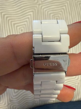 Reloj Guess Blanco y Plateado con Cristales