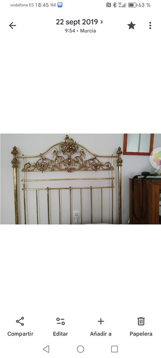 Cama antigua de metal dorada