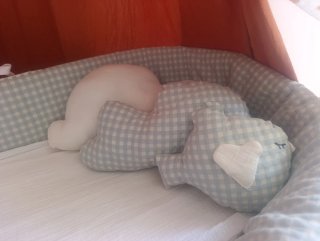 Moisés de mimbre con soporte de madera