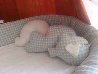 Moisés de mimbre con soporte de madera