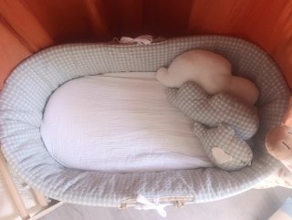 Moisés de mimbre con soporte de madera