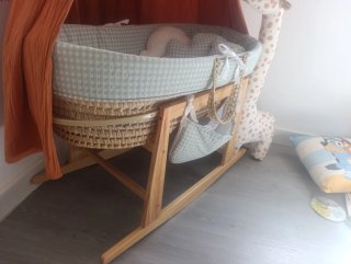Moisés de mimbre con soporte de madera