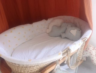 Moisés de mimbre con soporte de madera