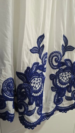 Falda Zara M bordado azul nueva