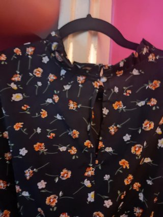 Vestido negro estampado floral mangas largas