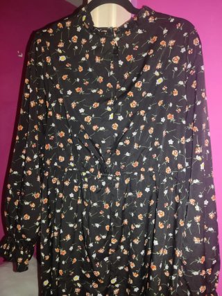 Vestido negro estampado floral mangas largas
