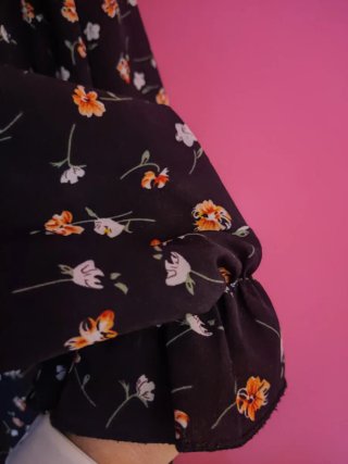 Vestido negro estampado floral mangas largas