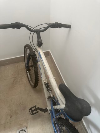 Bicicleta de montaña blanca y azul