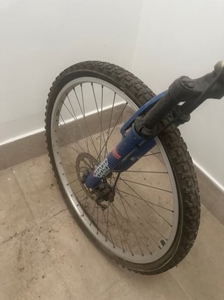 Bicicleta de montaña blanca y azul