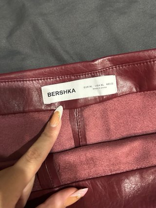Falda corta efecto piel roja