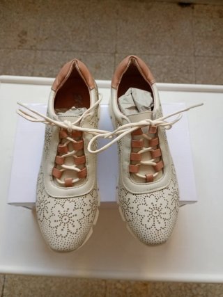 Zapatos de señora beige y marrón.
