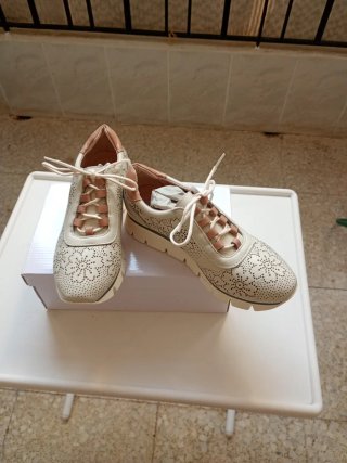 Zapatos de señora beige y marrón.