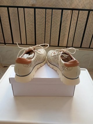 Zapatos de señora beige y marrón.
