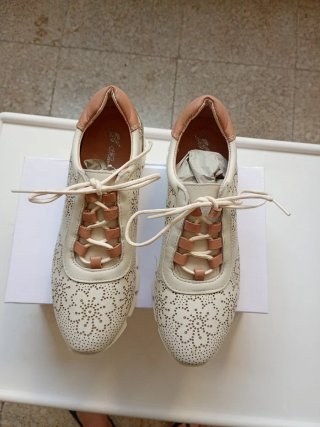 Zapatos de señora beige y marrón.