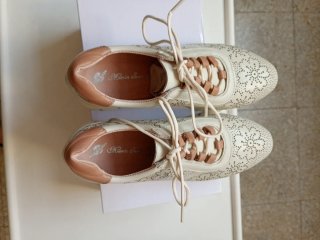 Zapatos de señora beige y marrón.
