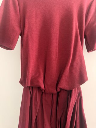 Vestido midi burdeos Zara