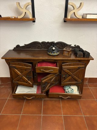 Aparador antiguo de madera con detalles