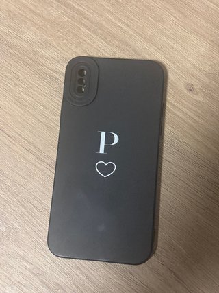 Funda iPhone Negra con Letra P y Corazón