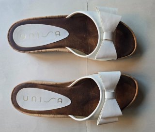 Sandalias UNISA planas charol lazo blanco