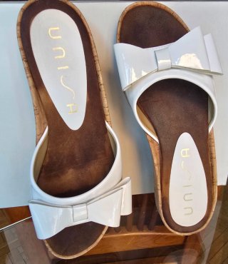 Sandalias UNISA planas charol lazo blanco