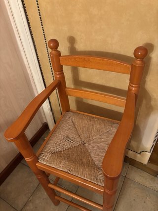 Trona de madera con asiento de esparto
