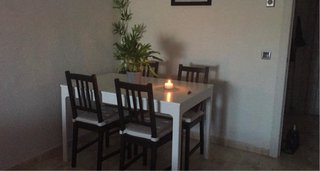 Mesa comedor Ikea blanca 4 sillas negras