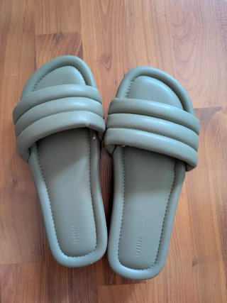 Sandalias planas verdes acolchadas
