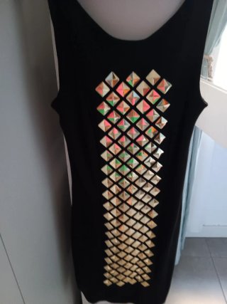 Vestido corto negro con estampado