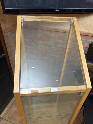 Vitrina Ikea madera y cristal 3 baldas