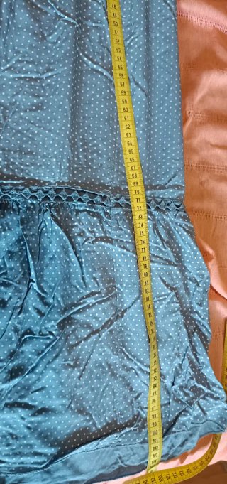 Falda larga azul con lunares blancos