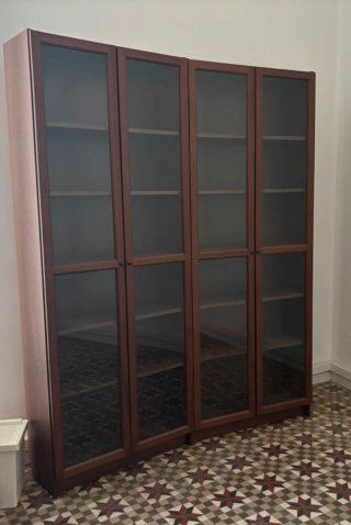 Vitrina de madera y cristal