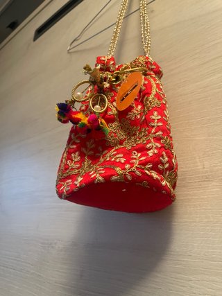 Bolso de mano bordado rojo y dorado