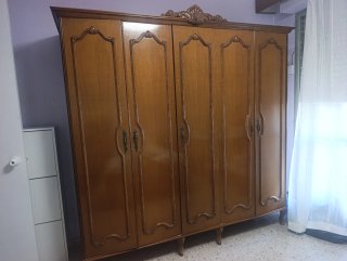 Armario de madera marrón